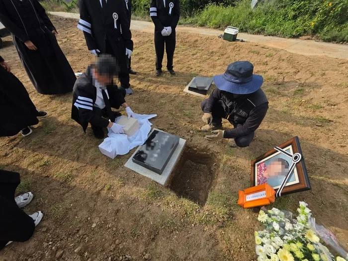 유족과 함께 평장묘 안치를 준비합니다